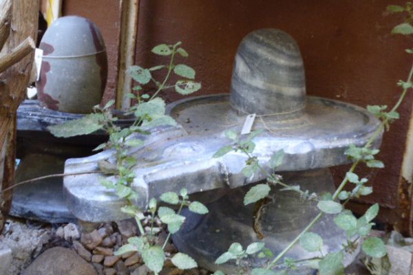 Shivalingam - schwarzer Marmor aus Varanasi